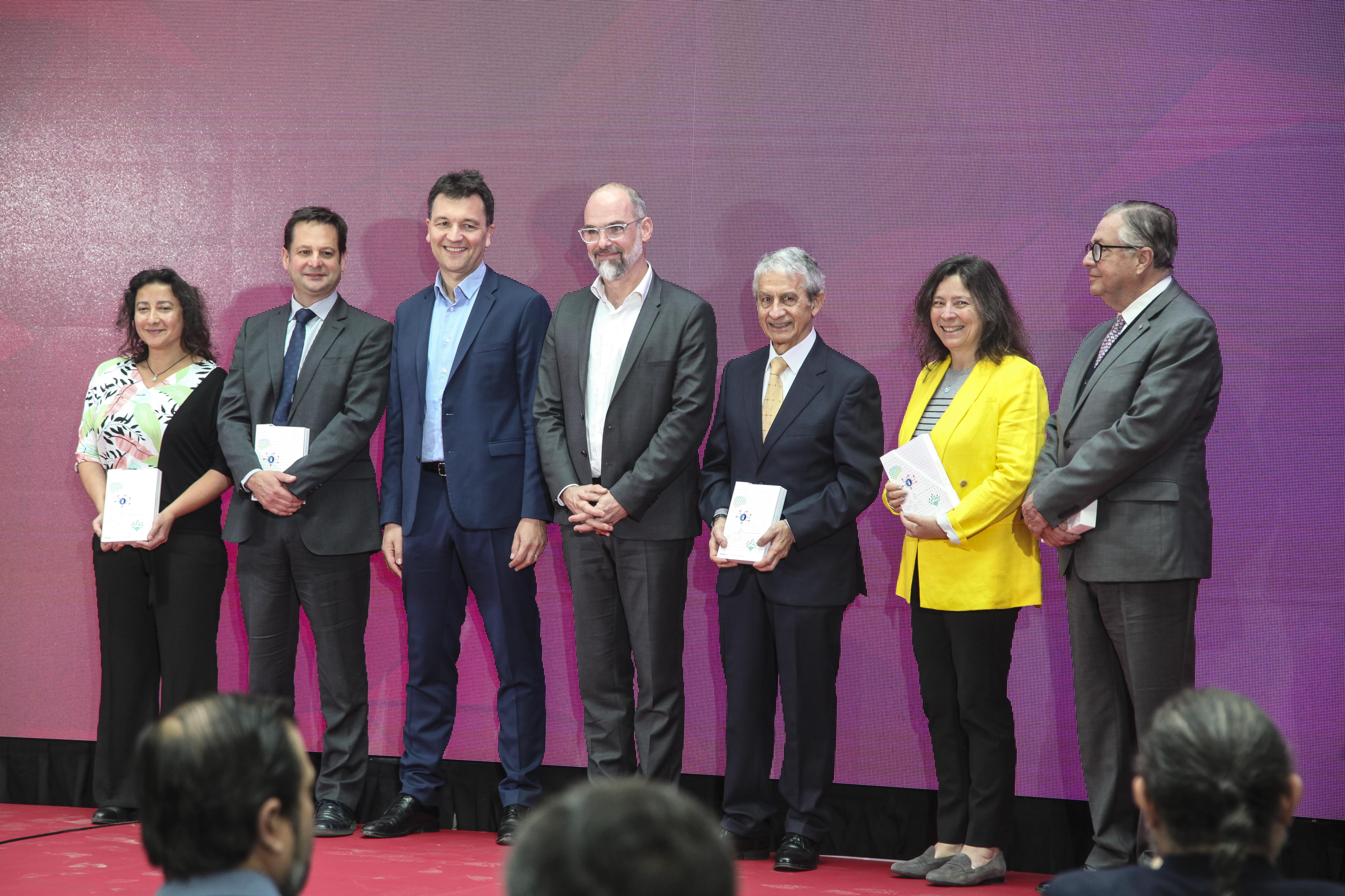 Representantes de universidades chilenas reciben libros blancos de Inria Chile.