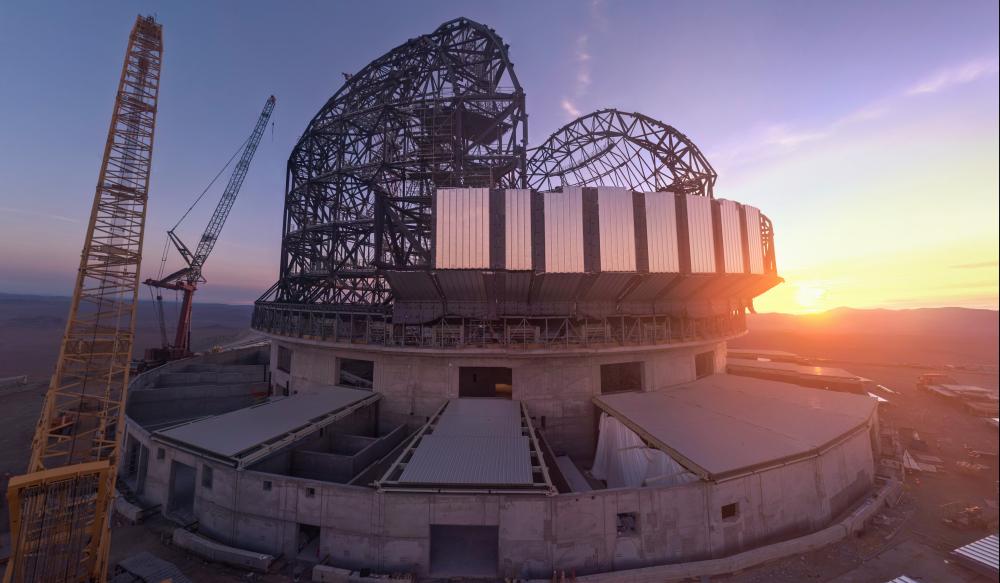 Primeros revestimientos instalados en la cúpula del ELT / ©ESO