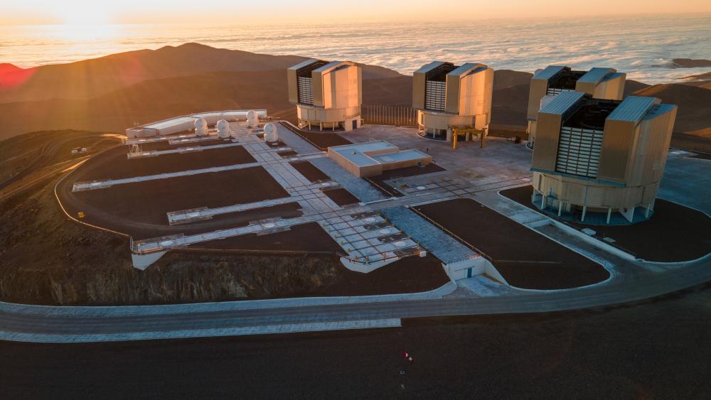 El VLT sobre las nubes en la plataforma Paranal / ©ESO