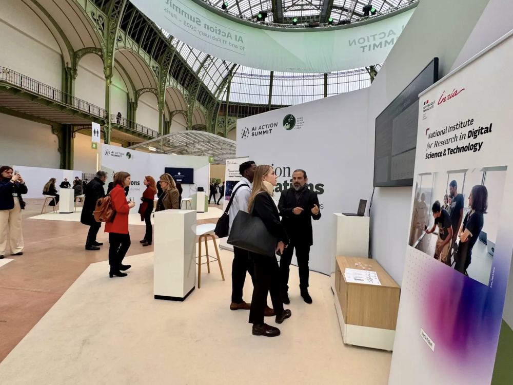 tand Inria Chile en el Grand Palais durante la Cumbre de Acción sobre Inteligencia Artificial